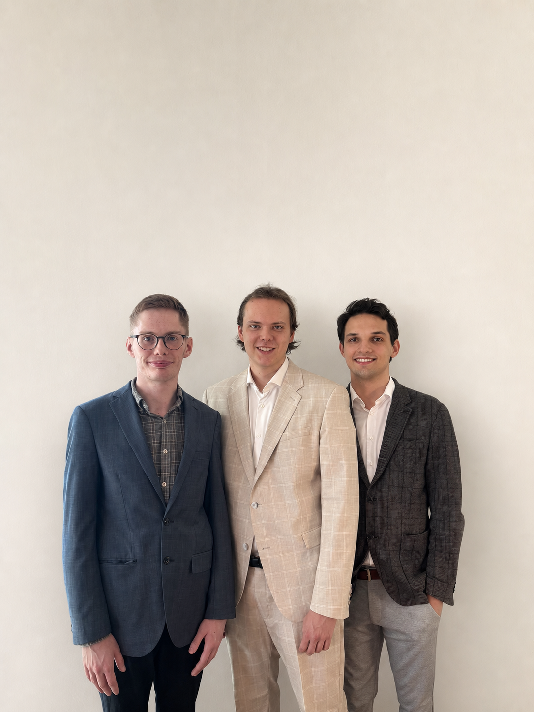 Lukas, Jakob und Daniel, das Gründerteam von TriLex Digital Solutions, vor neutralem weißem Hintergrund
